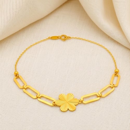 Upgrade your wristwear with a brilliant fluted finish. Our lightweight 21K gold bracelets combine modern geometric link styles with delicate nature inspired motis.