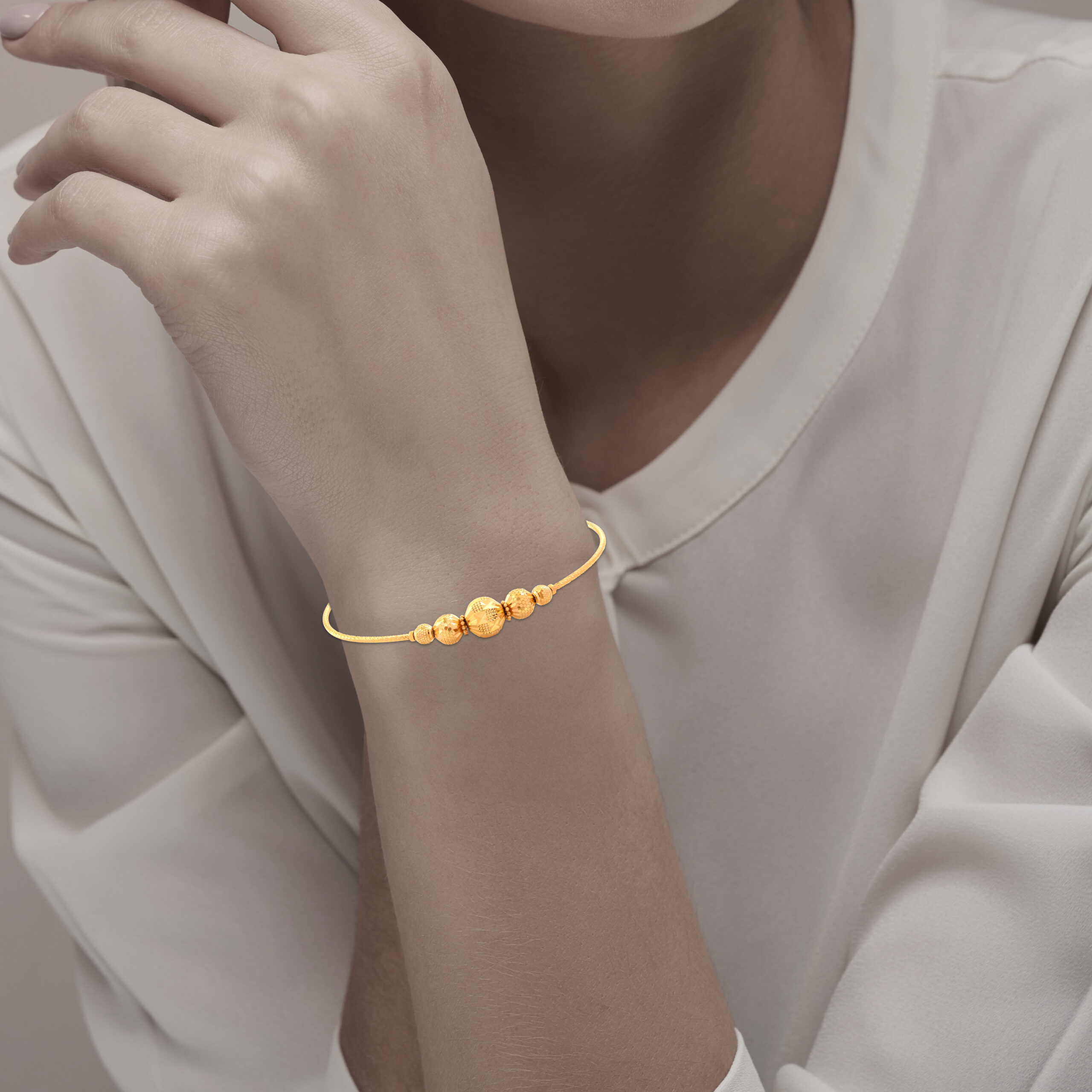 Female model demonstrating silber bracelet.