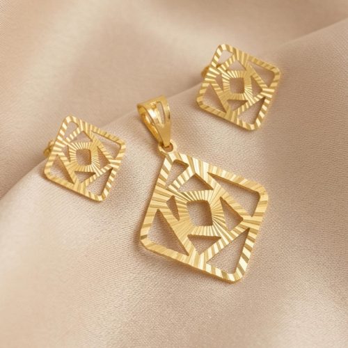 Elegant 18K Gold Pendant Set Designed with Precision for a Perfect Balance of Style and Comfort