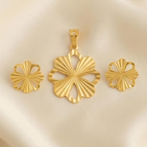 Refined 18K Gold Pendant Set Offering a Minimal Yet Striking Statement of Sophistication