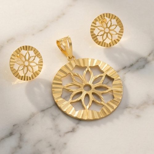 Beautiful 18K Gold Pendant Set Crafted to Add a Graceful Spark to Every Occasion