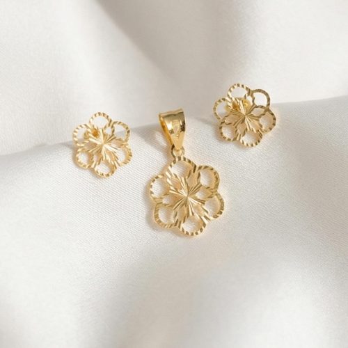 Stylish 18K Gold Pendant Set Reflecting Timeless Charm and Modern Luxury