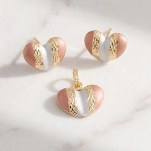 Luxurious 18K Gold Pendant Set Designed to Reflect Pure Sophistication and Classic Elegance