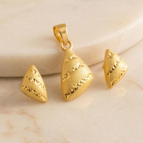 Radiant 18K Gold Pendant Set that Complements Every Outfit with Effortless Elegance