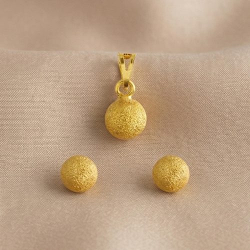 Sophisticated 18K Gold Pendant Set Crafted to Deliver Lasting Shine and Beauty