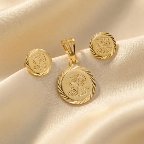 Premium 18K Gold Pendant Set Designed with Precision and Classic Elegance for Modern Sophistication