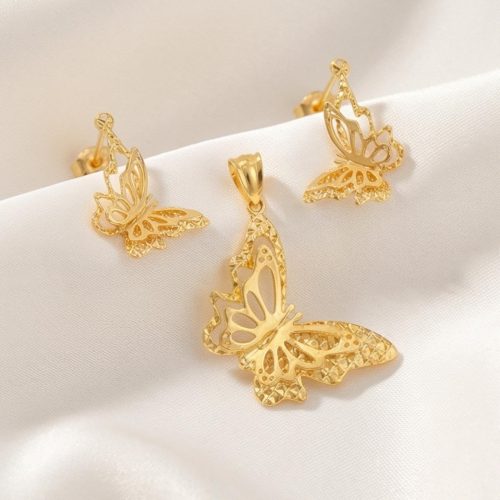 Luxurious 18K Gold Pendant Set from Bafleh Jewellery Showcasing Exceptional Craftsmanship and Radiant Shine