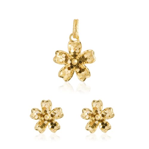 Radiant 18K Gold Pendant Set Featuring Fine Detailing and a Brilliant Polished Finish