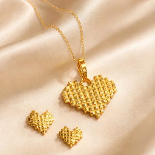 Beautifully Crafted 18K Gold Pendant Set with a Touch of Luxury and Minimal Sophistication
