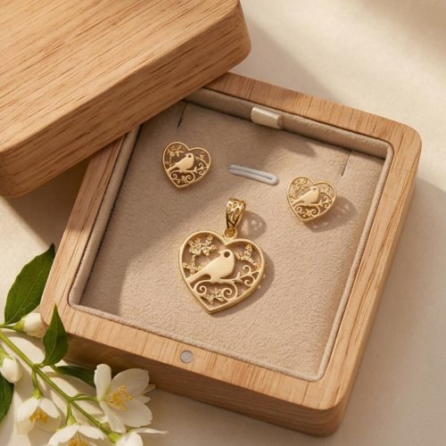 Elegant 18K Gold Pendant Set Designed for Everyday Glamour and Special Occasions