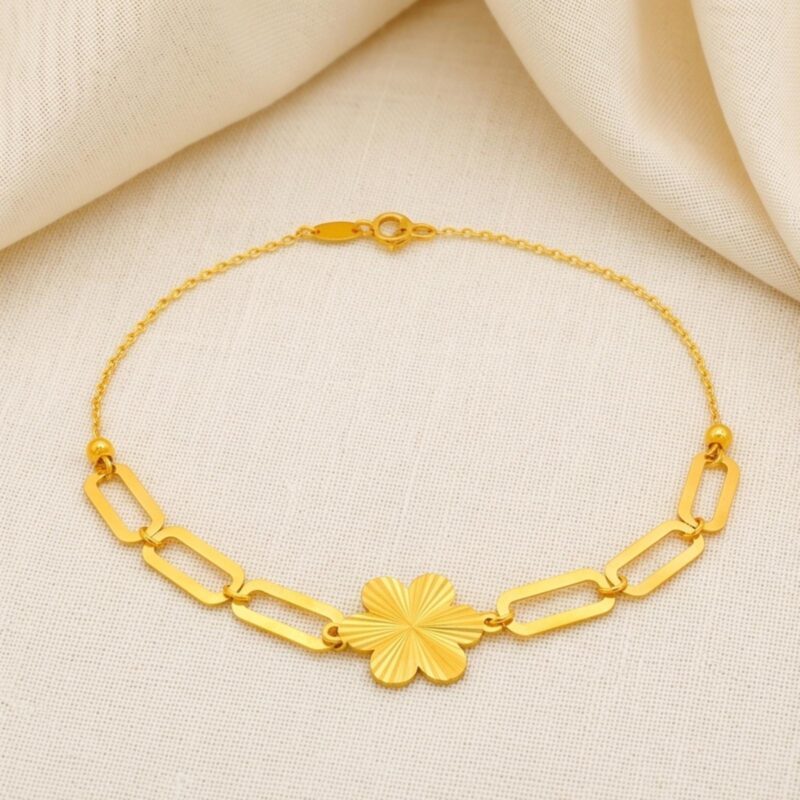 Upgrade your wristwear with a brilliant fluted finish. Our lightweight 21K gold bracelets combine modern geometric link styles with delicate nature inspired motis.