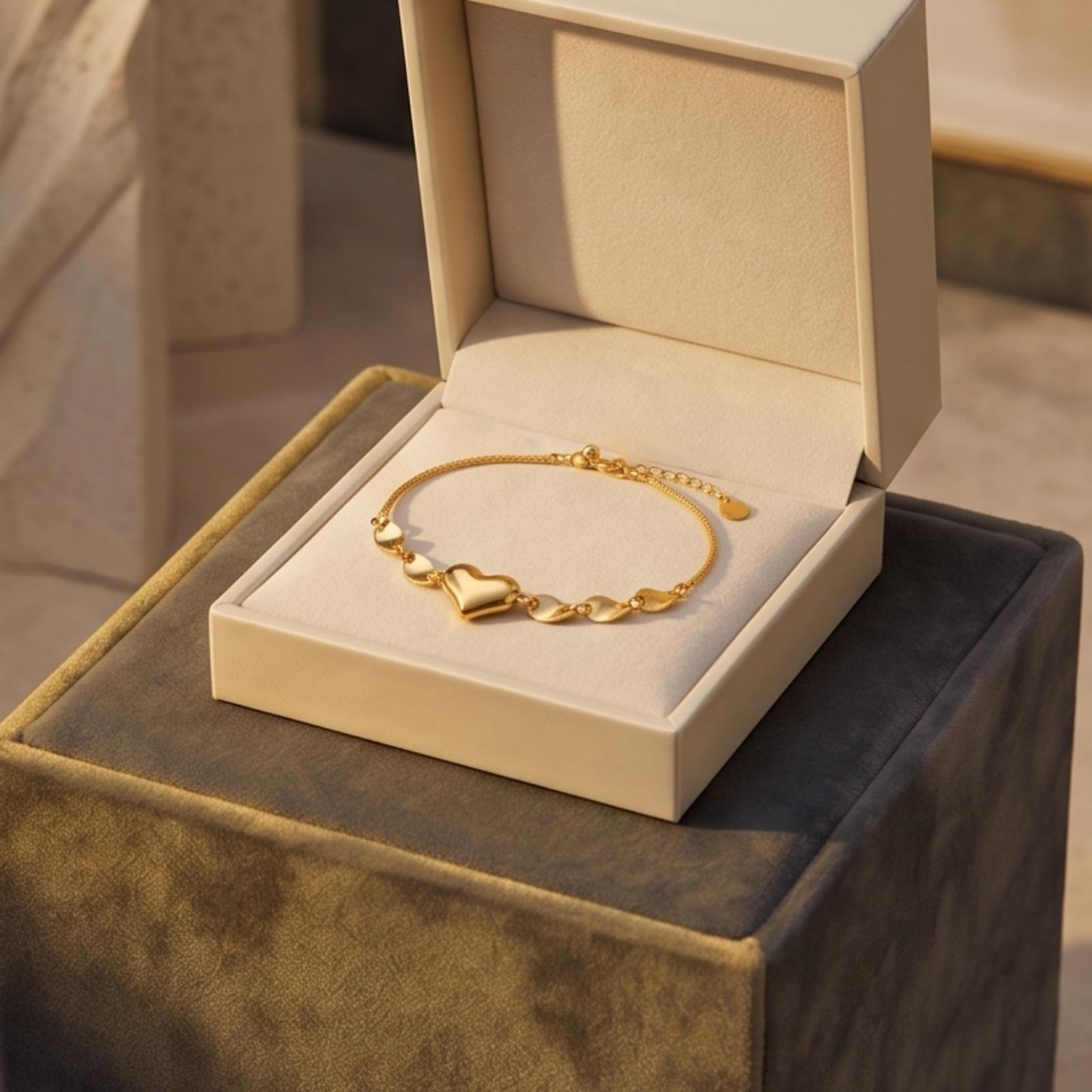 Elegant 18K Gold Polished Heart Leaf Motif Bracelet - Image 4