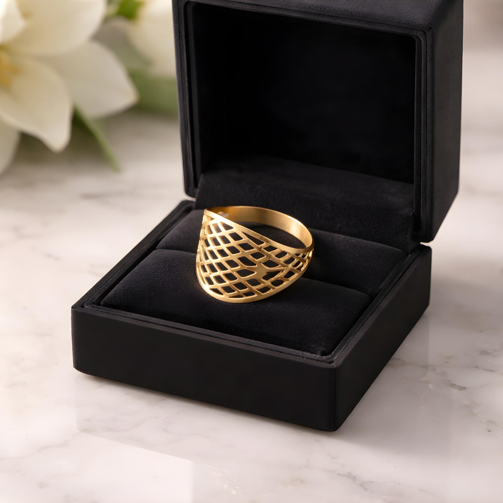 Stunning 18K Lightweight Gold Rings Crafted for Timeless Luxury