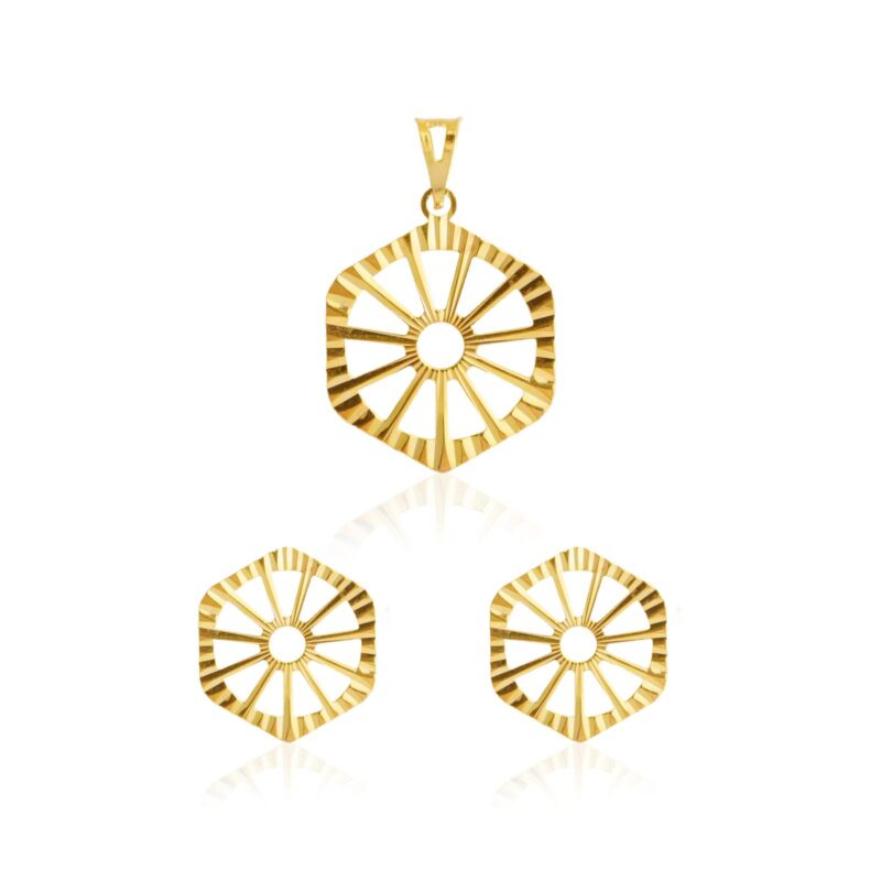 Radiant 18K Gold Pendant Set Crafted to Enhance Your Natural Beauty with Subtle Luxury