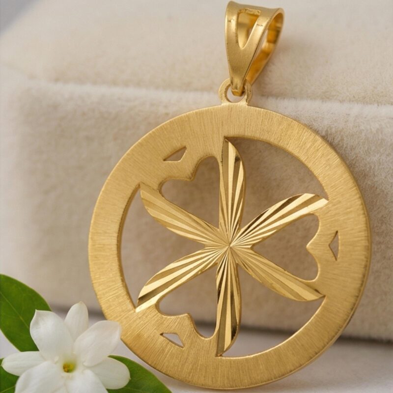 Alternative view of Exquisite 18K Gold Pendant Set with a Delicate Design and High-Quality Finish