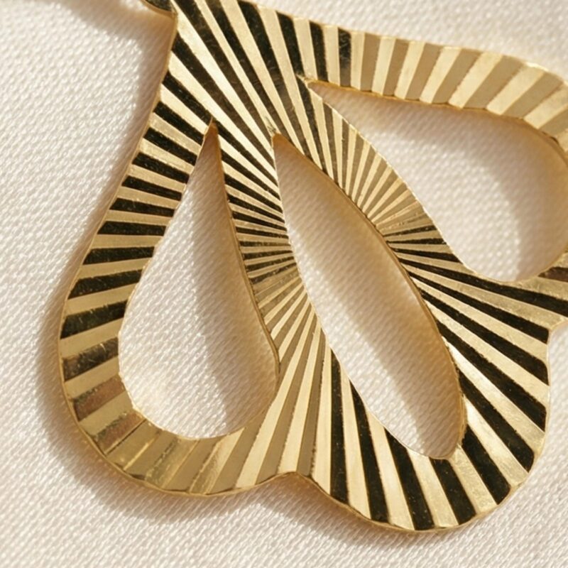 Alternative view of Classic 18K Gold Pendant Set from Bafleh Jewellery Perfect for Modern and Traditional Looks