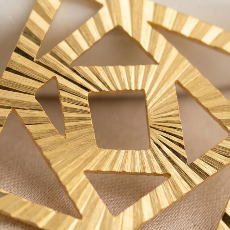 Alternative view of Elegant 18K Gold Pendant Set Designed with Precision for a Perfect Balance of Style and Comfort