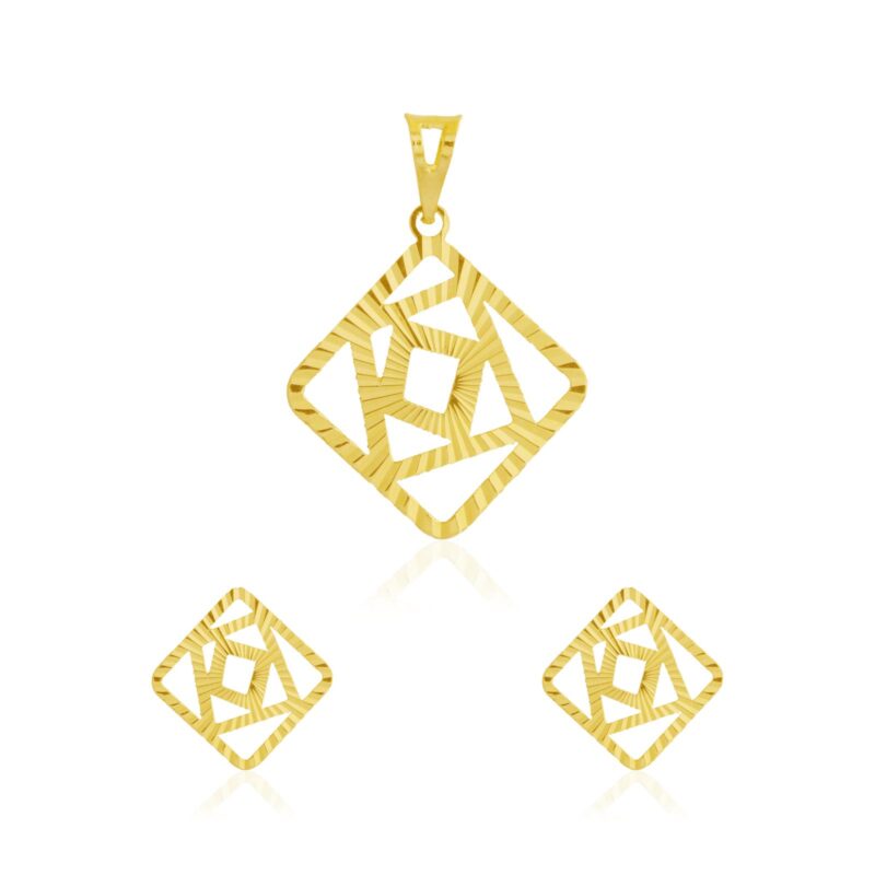 Elegant 18K Gold Pendant Set Designed with Precision for a Perfect Balance of Style and Comfort