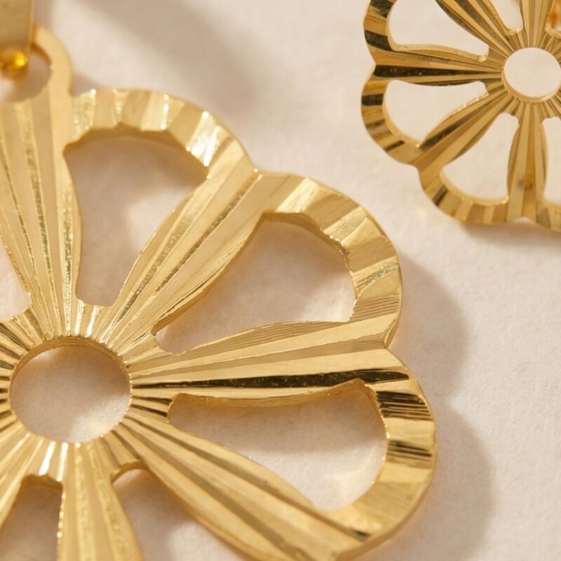 Alternative view of Luxury 18K Gold Pendant Set that Captures the Essence of Pure Gold Elegance