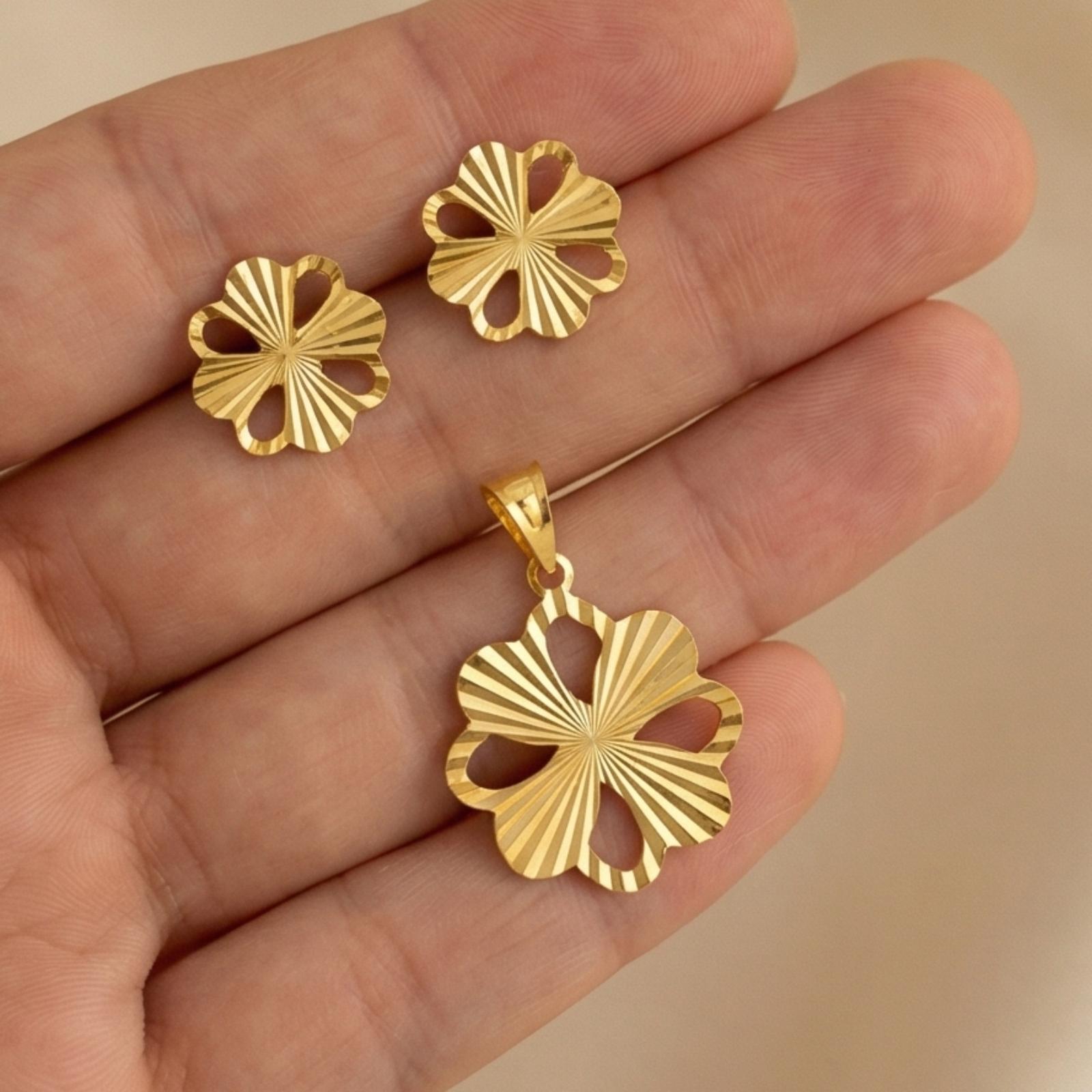 Refined 18K Gold Pendant Set Offering a Minimal Yet Striking Statement of Sophistication - Image 3