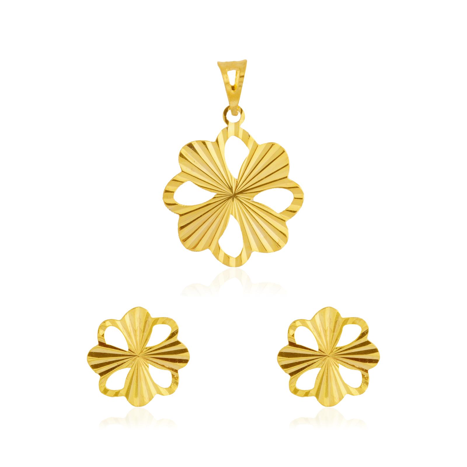 Refined 18K Gold Pendant Set Offering a Minimal Yet Striking Statement of Sophistication