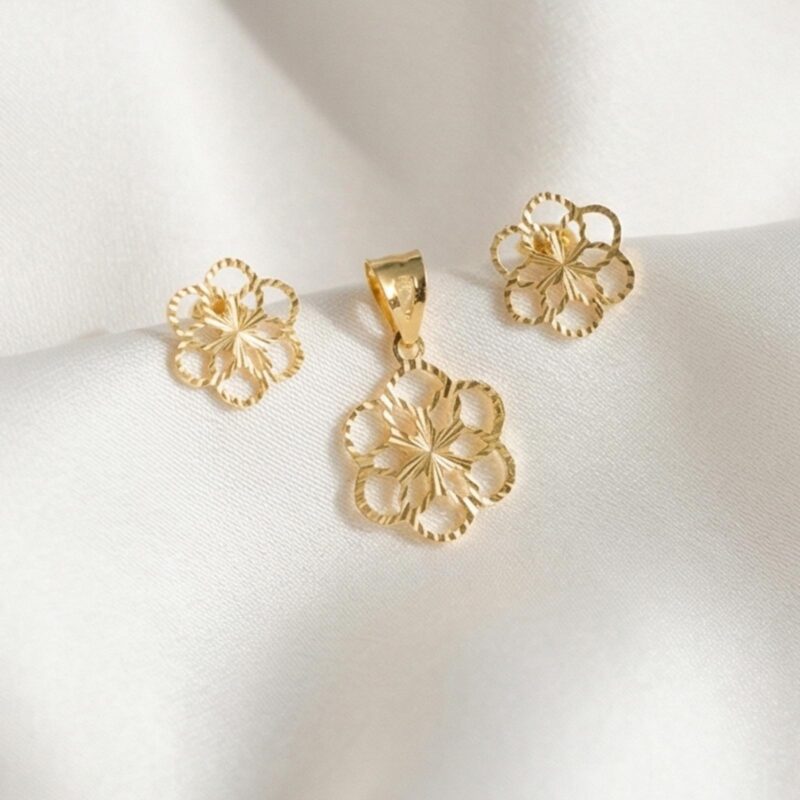 Alternative view of Stylish 18K Gold Pendant Set Reflecting Timeless Charm and Modern Luxury