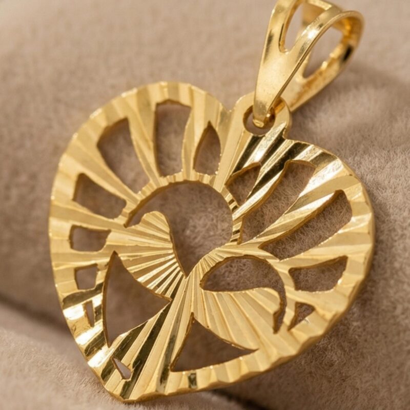 Alternative view of High-Quality 18K Gold Pendant Set from Bafleh Jewellery with a Polished and Brilliant Finish