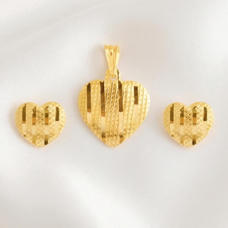 Exquisite 18K Gold Pendant Set Showcasing the Perfect Blend of Tradition and Modern Design
