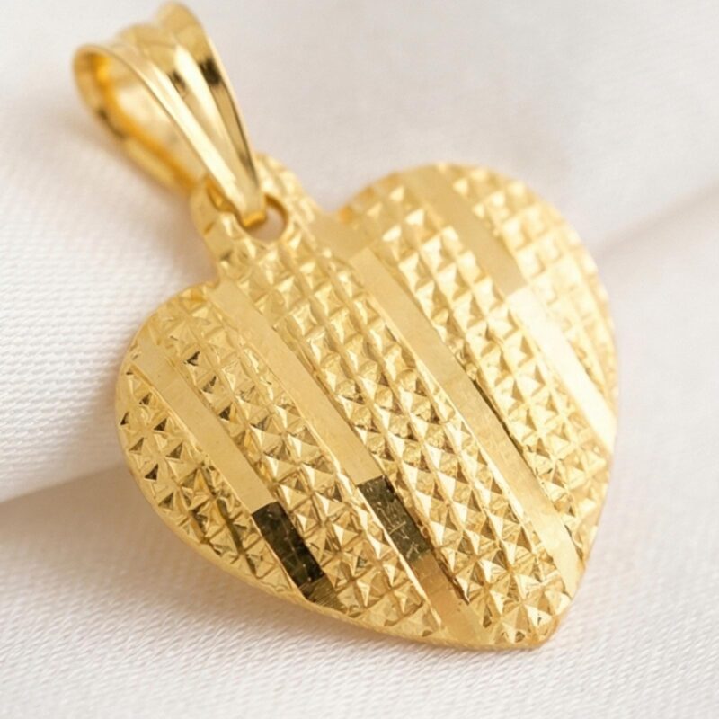 Alternative view of Exquisite 18K Gold Pendant Set Showcasing the Perfect Blend of Tradition and Modern Design