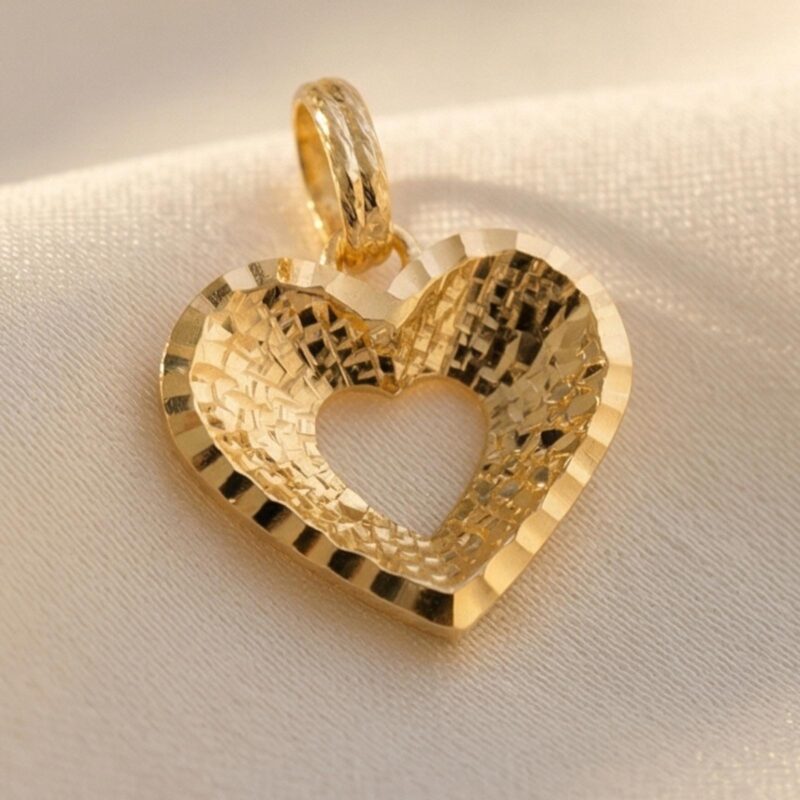 Alternative view of Stunning 18K Gold Pendant Set That Defines Grace, Purity, and Lasting Elegance