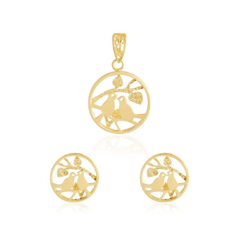 Timeless 18K Gold Pendant Set Offering Classic Style with a Contemporary Touch