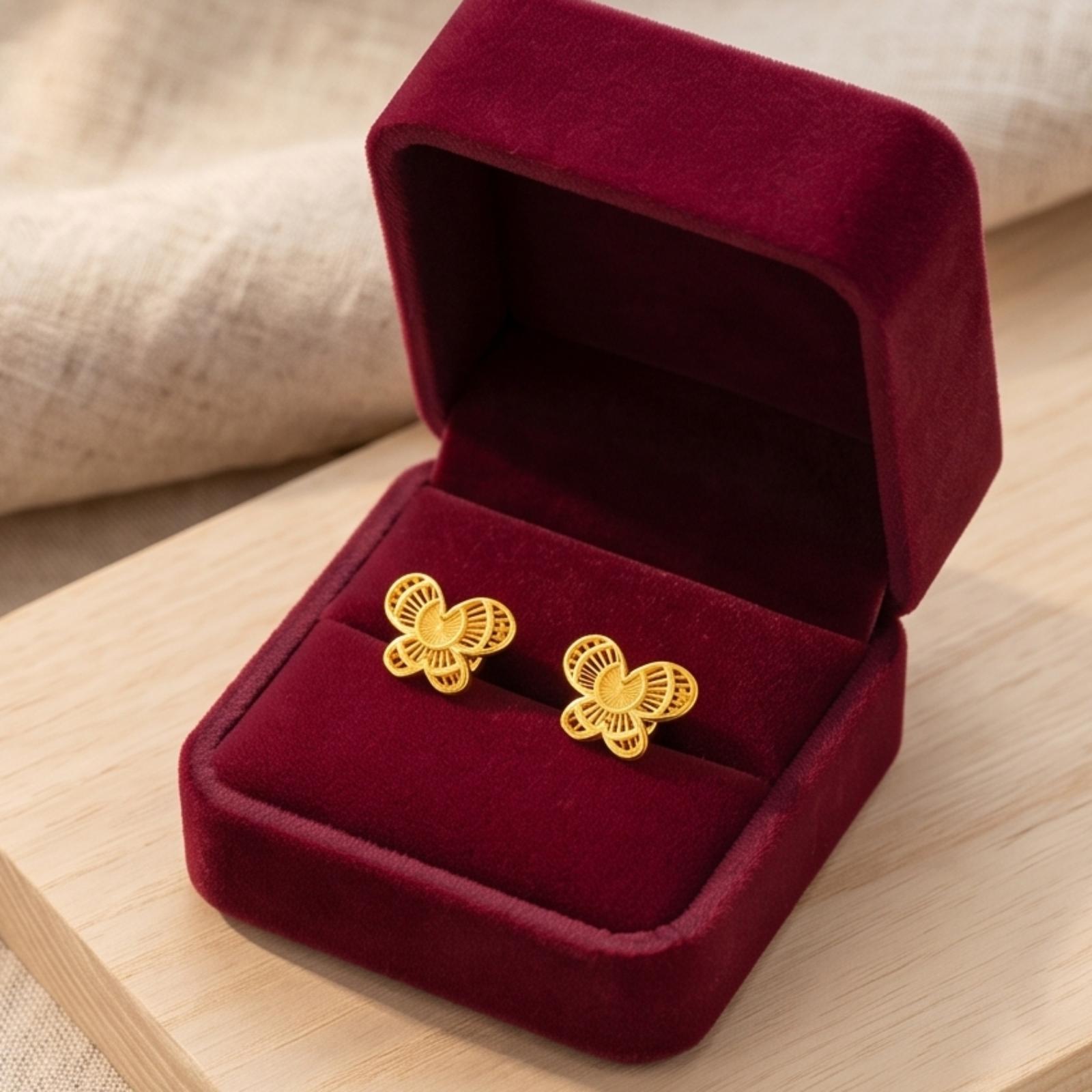 Elevate Your Look with 22kt Gold Stud Earrings - Image 4