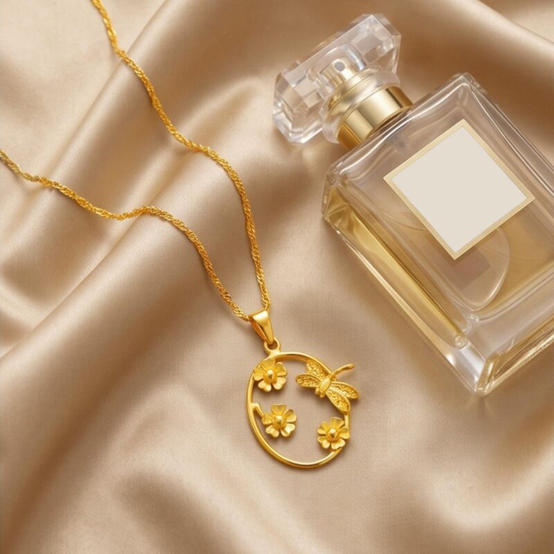 Alternative view of Elegant Heart-Shaped Pendant with Oval Outline in 21K Gold  Bafleh Jewellery