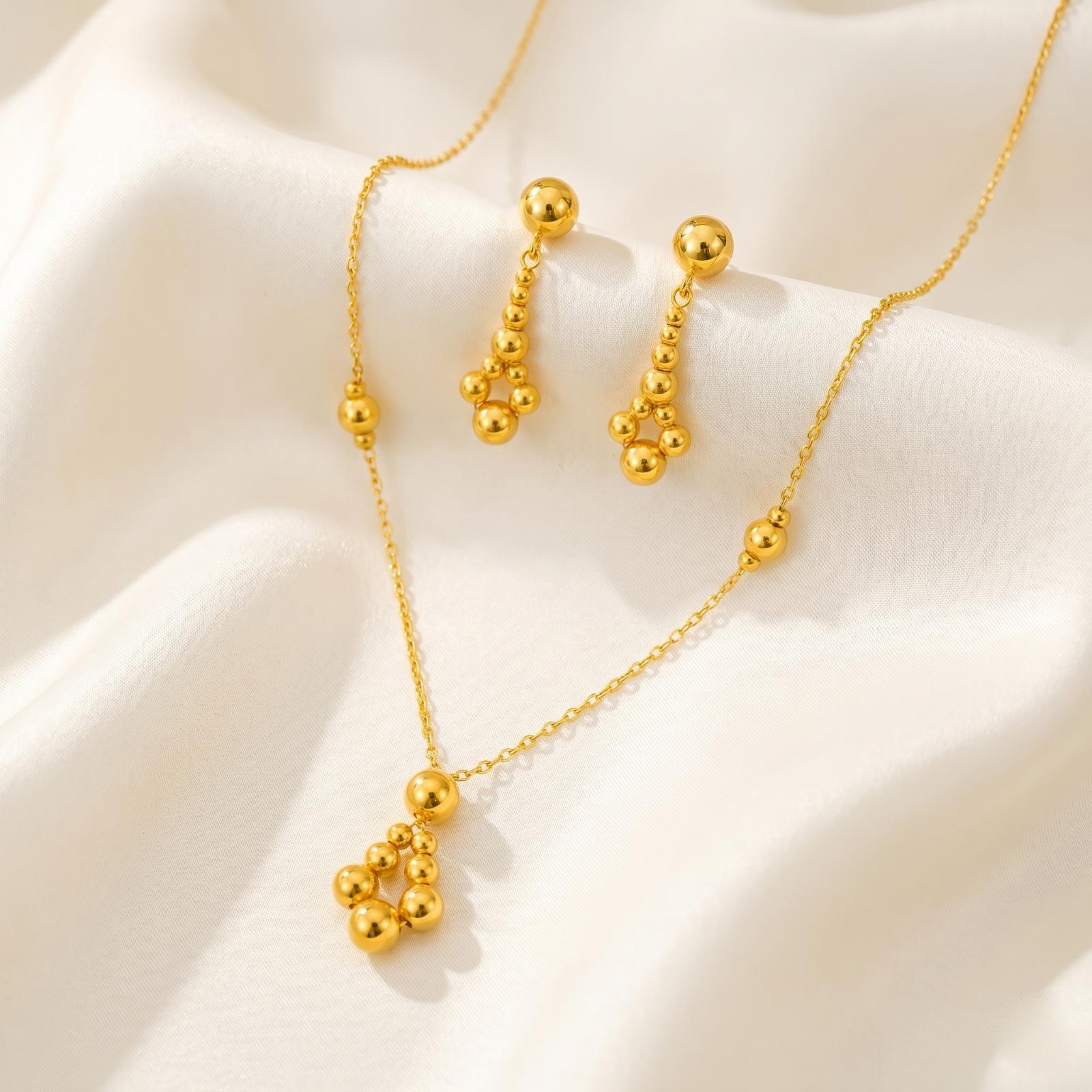 Everyday Elegance in 22kt Gold : Discover Bafleh Jewellery's Gracefully Lightweight Necklace Set - Image 5
