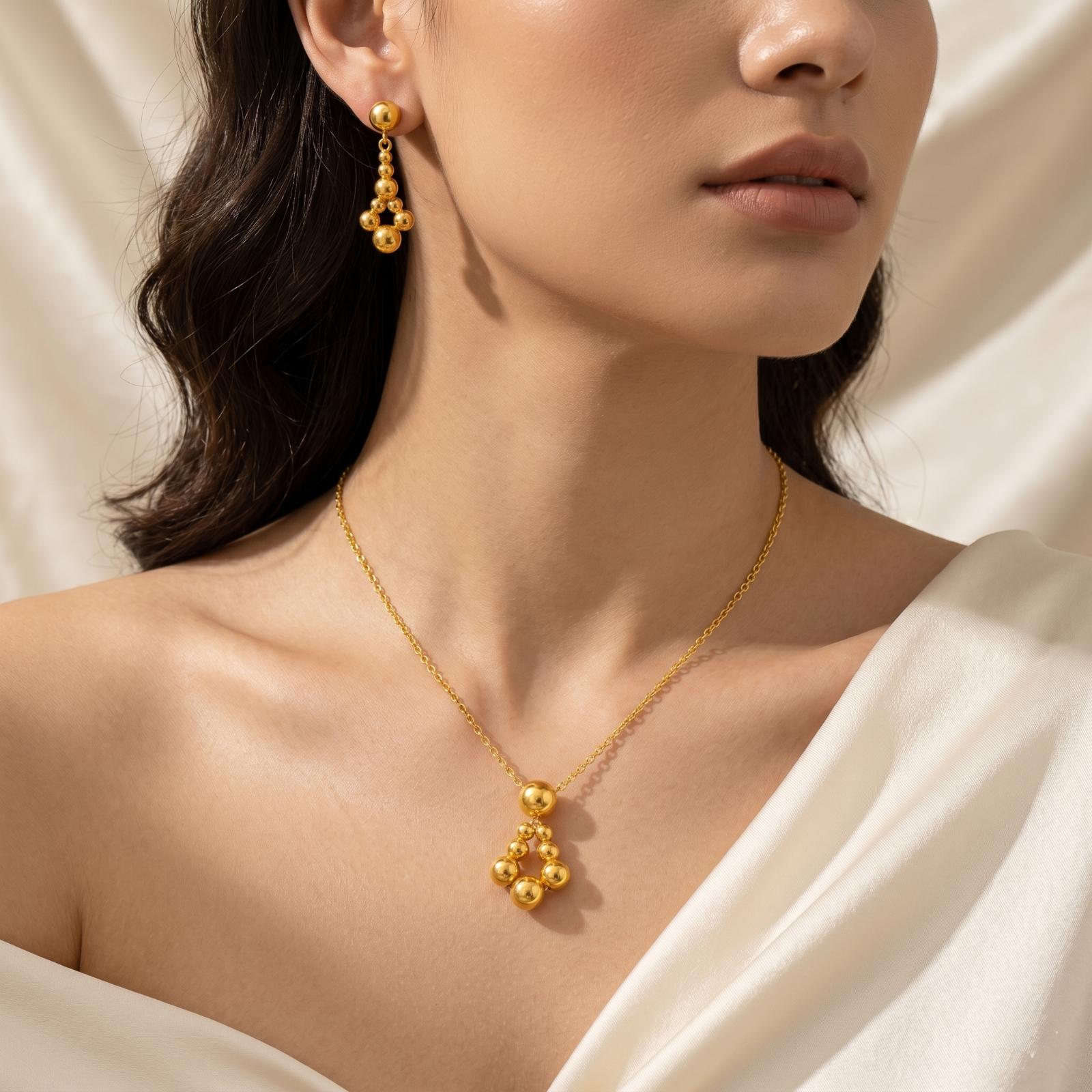 Everyday Elegance in 22kt Gold : Discover Bafleh Jewellery's Gracefully Lightweight Necklace Set - Image 3