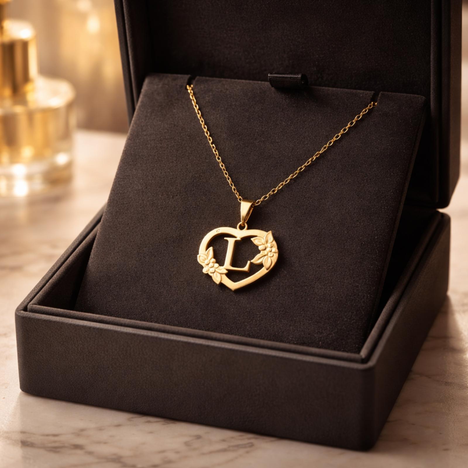 18K Gold 'L' Pendant Necklace - Image 3
