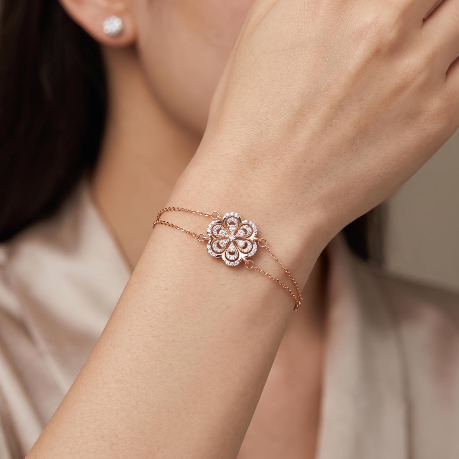 Exquisite Heart Design Bracelet in 18K Rose Gold with Natural Diamonds - Image 3