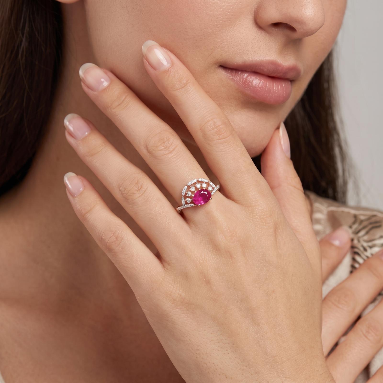 Exquisite Natural Ruby Ring with Natural Diamonds in 18K Gold - Image 3