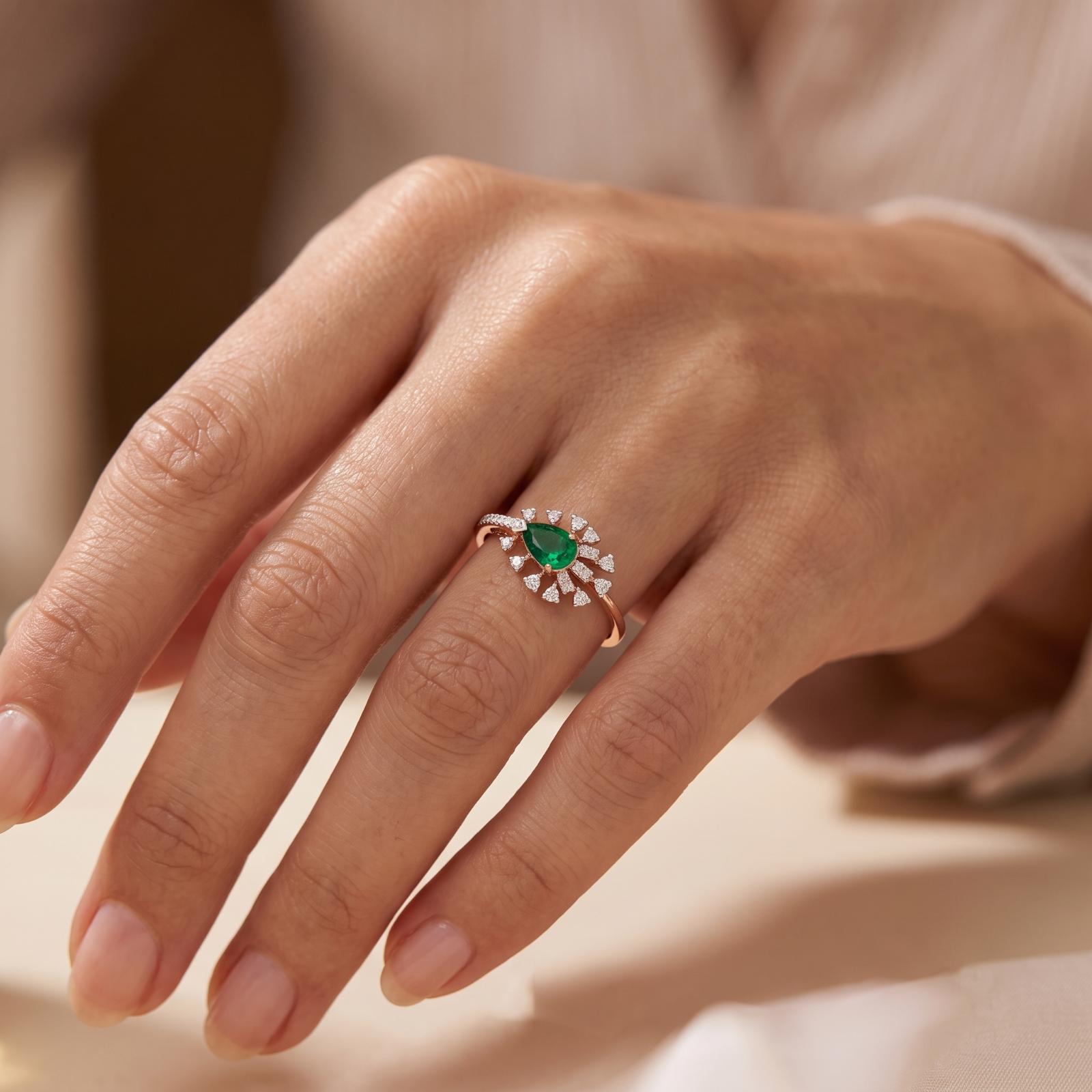 Elegant Emerald & Natural Diamond Ring in 18K Gold - Image 6