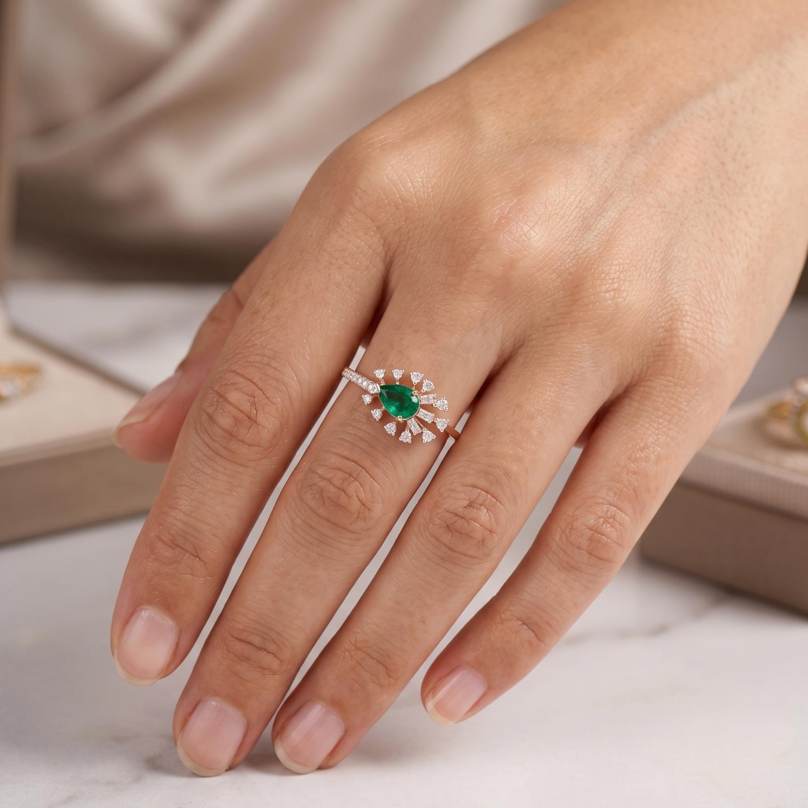 Elegant Emerald & Natural Diamond Ring in 18K Gold - Image 4