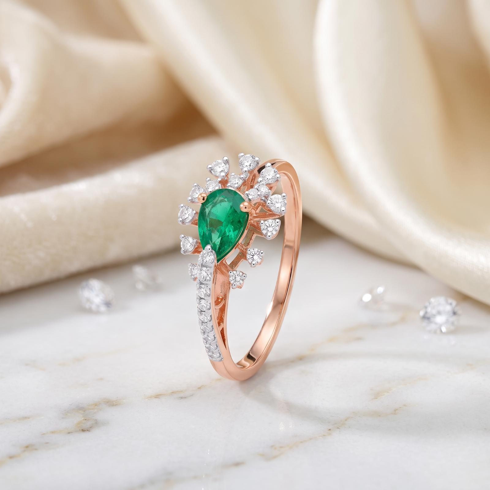 Elegant Emerald & Natural Diamond Ring in 18K Gold - Image 3