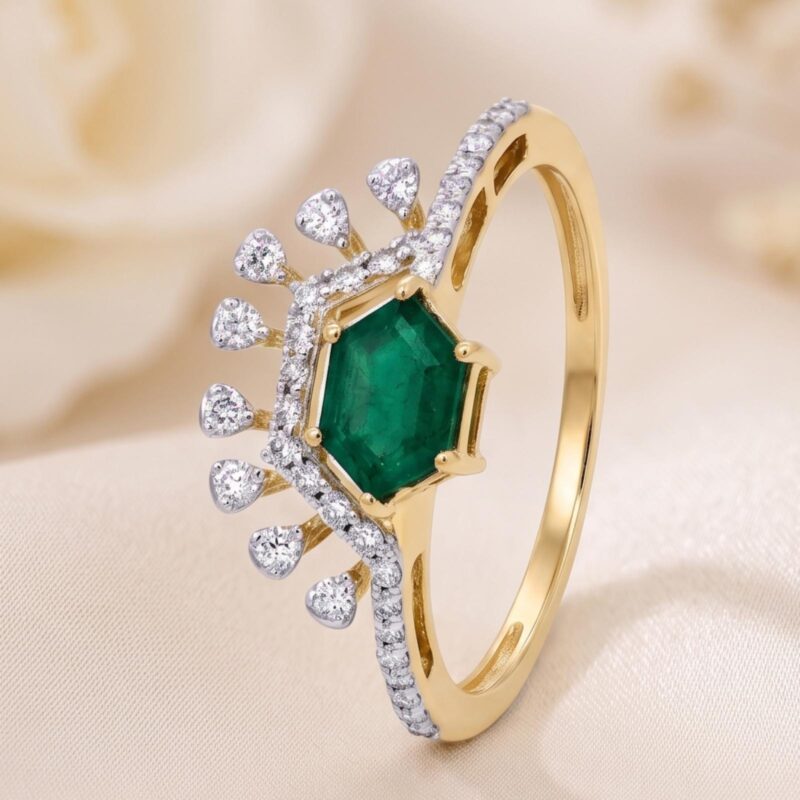 Royal Emerald Elegance | 18K Gold Ring Crafted with Natural Diamonds