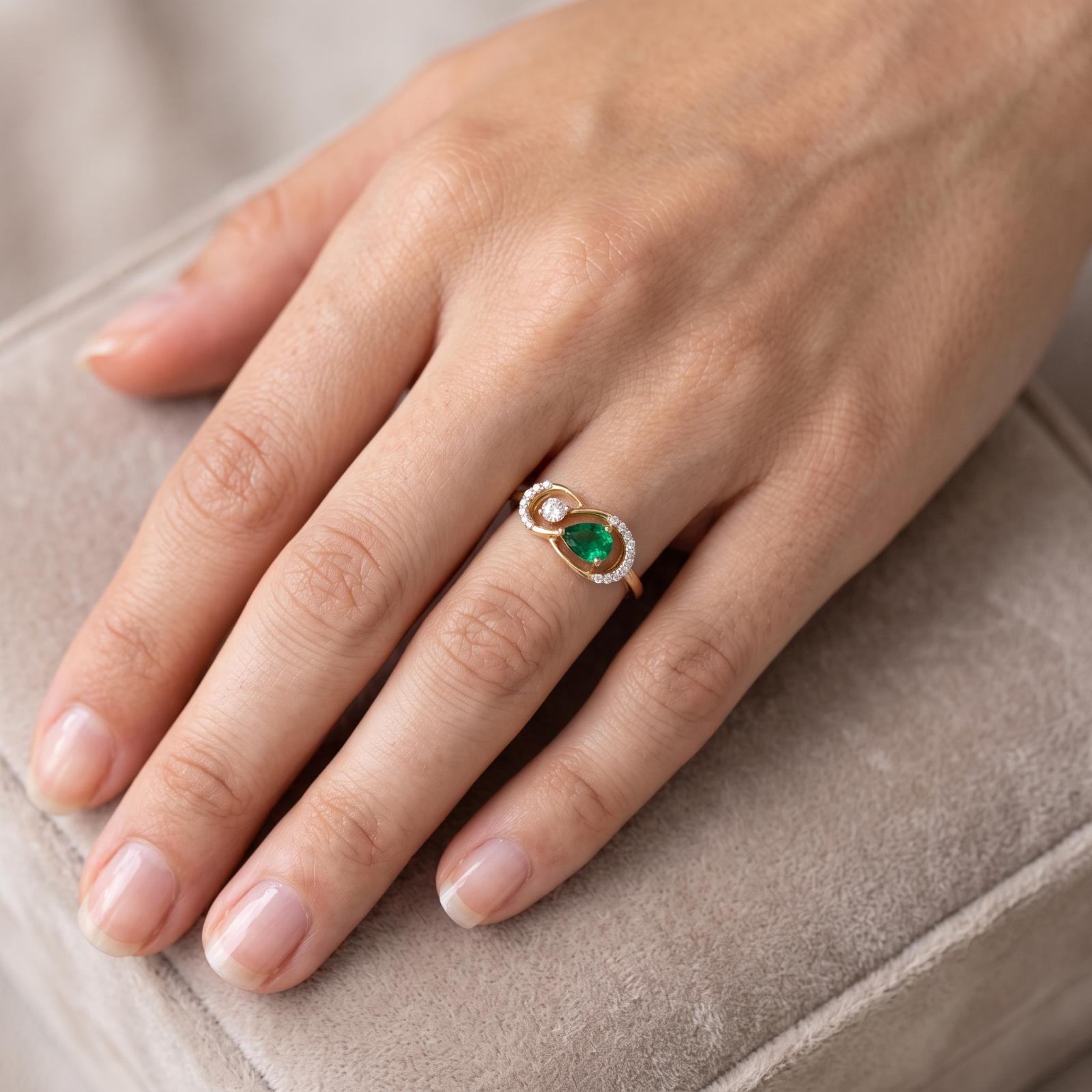 Captivating Green Natural Emerald & Diamond Ring - Image 3