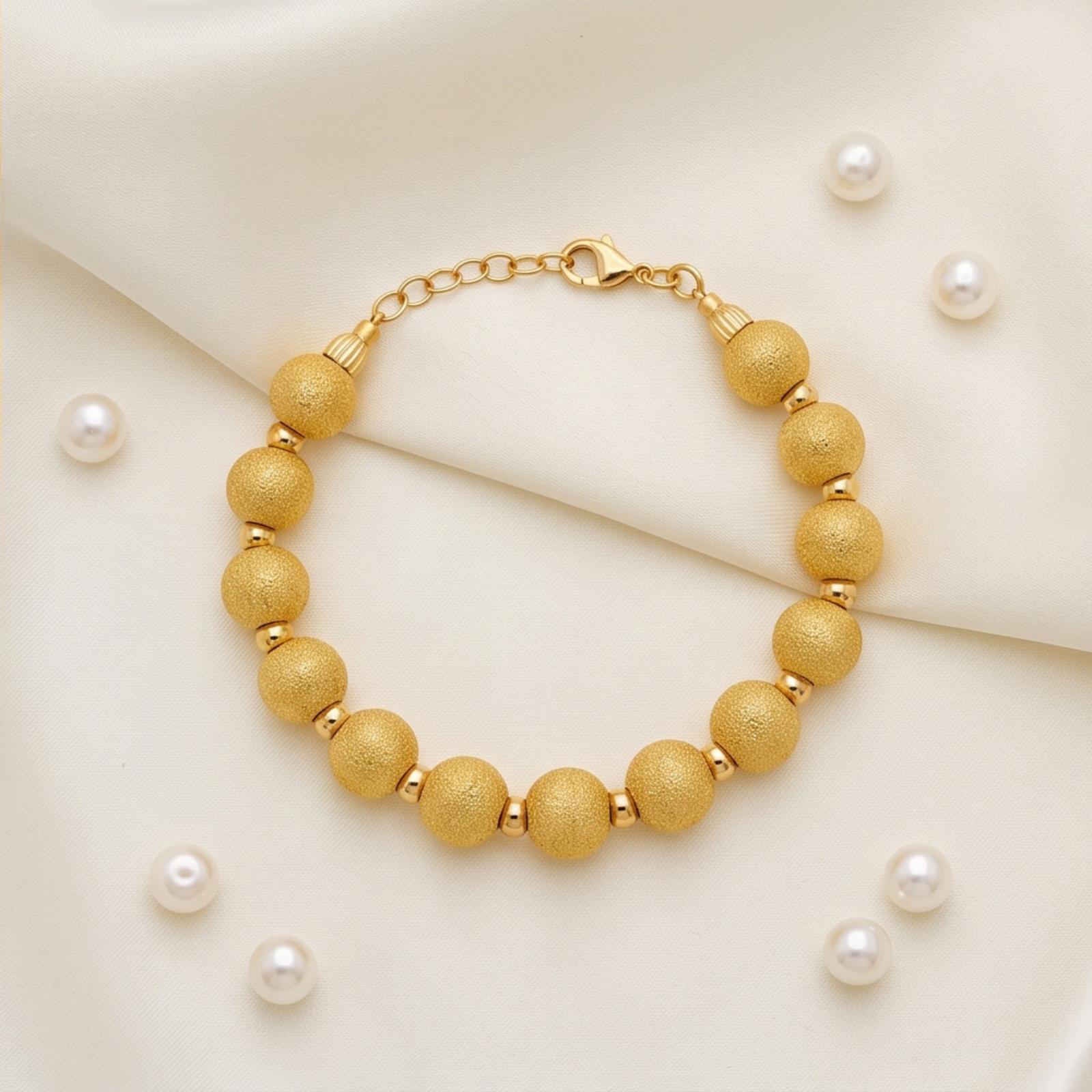 Timeless 18K Gold Bangle Crafted with Precision and Elegant Detailing for a Sophisticated Appearance - Image 4