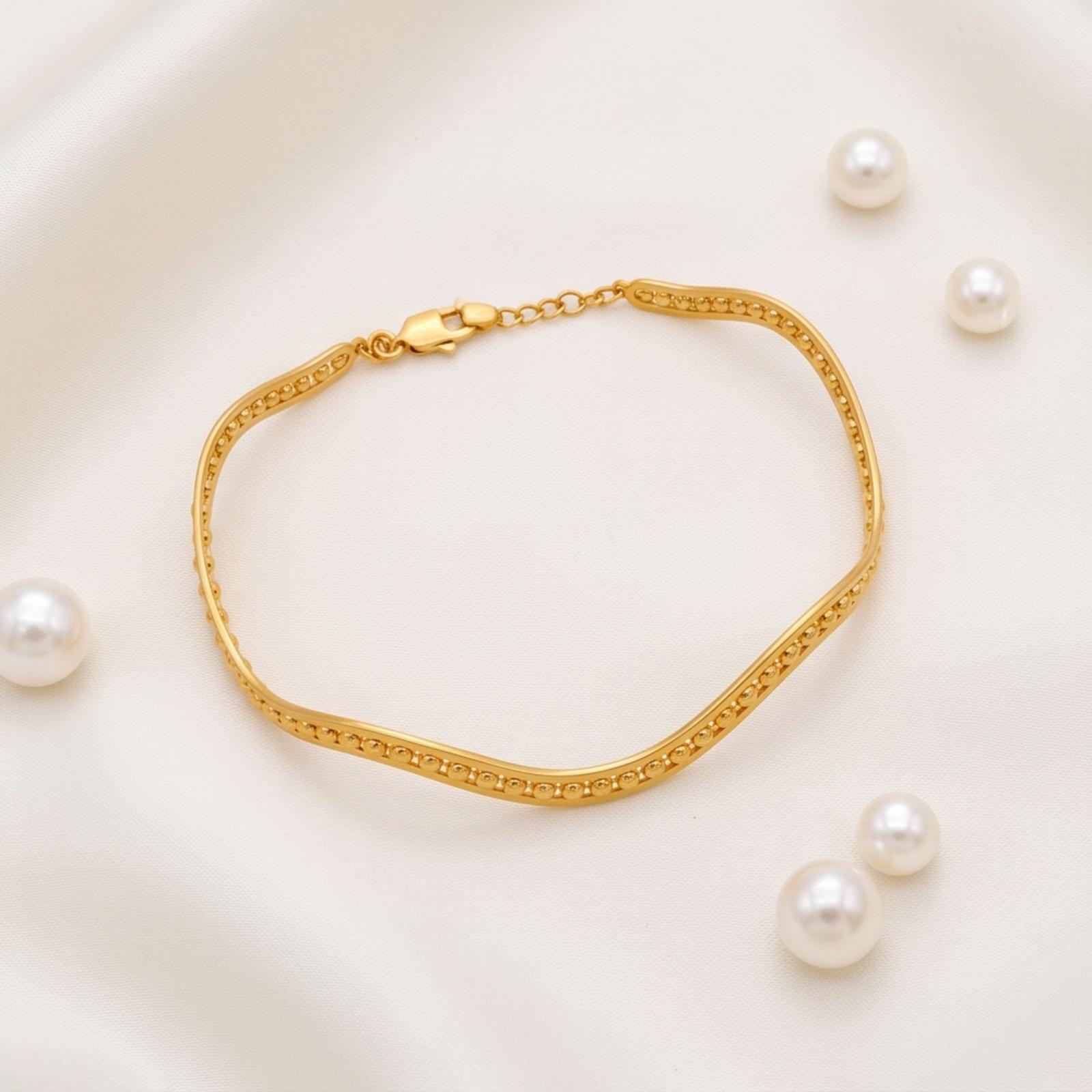 Premium 18K Gold Bangle Featuring an Elegant Design Perfect for Everyday Luxury and Special Occasions - Image 4