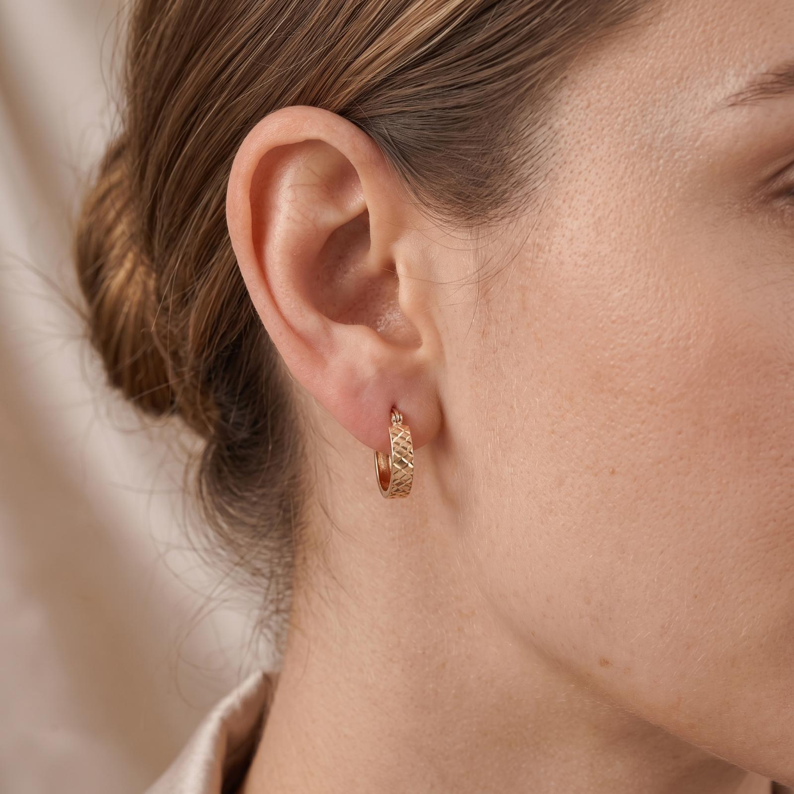 Celebrate Everyday Elegance with 18K Gold Hoop Earrings - Image 3