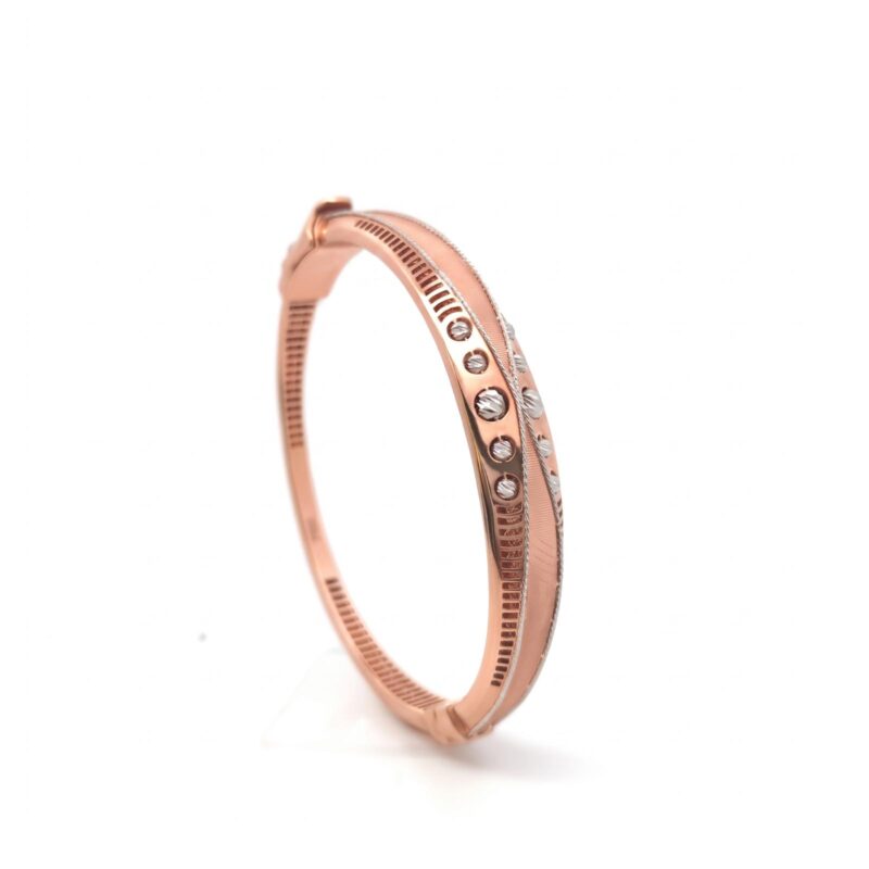 Classic 18K Gold Bangle Featuring Fine Craftsmanship and a Refined Design for Effortless Elegance