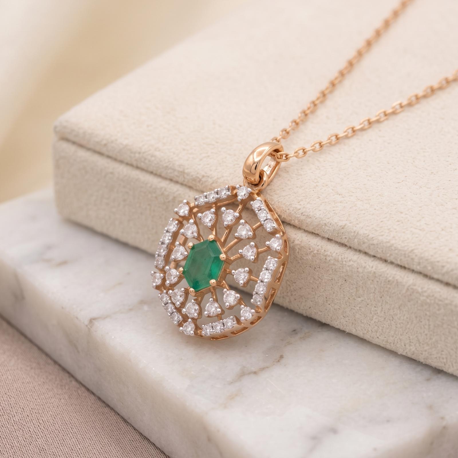 Timeless Natural Emerald & Diamond Elegance in 18K Gold - Image 4