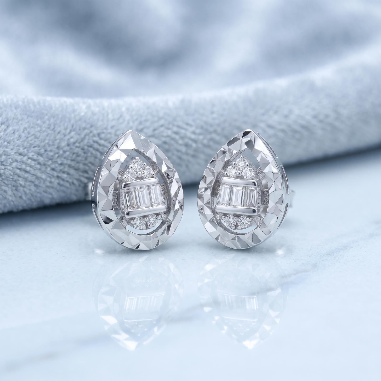 Elegant Every Day: Diamond Earrings in 18K Gold for Daily Wear - Image 4